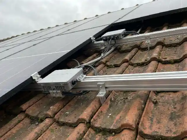 Micro-onduleurs fixés sur les rails sous des modules photovoltaïques